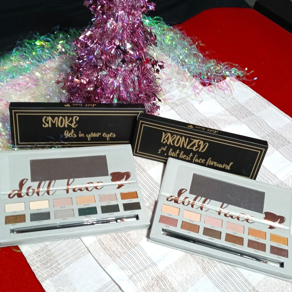 Smoke & Bronze Eyeshadow Pallets + extra brush